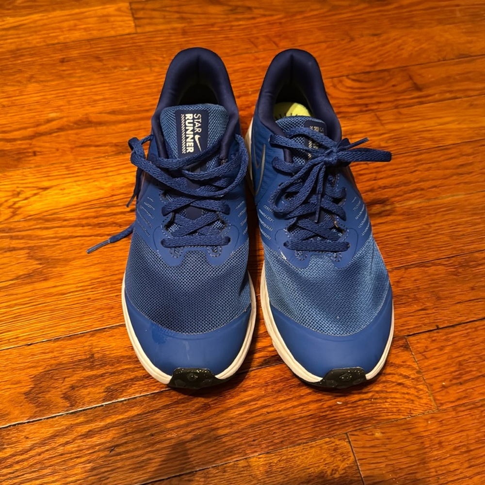 NIKE STAR RUNNERS BOYS SIZE 6